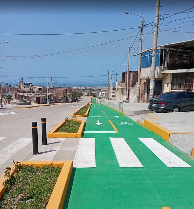 Ciclovía con señalización horizontal completa en Moche